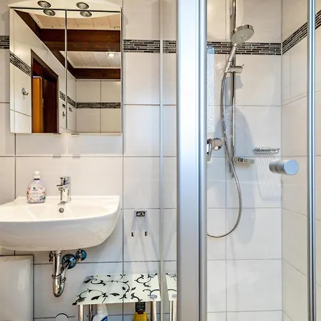 Gemuetliches Nurdachhaus Bodensee